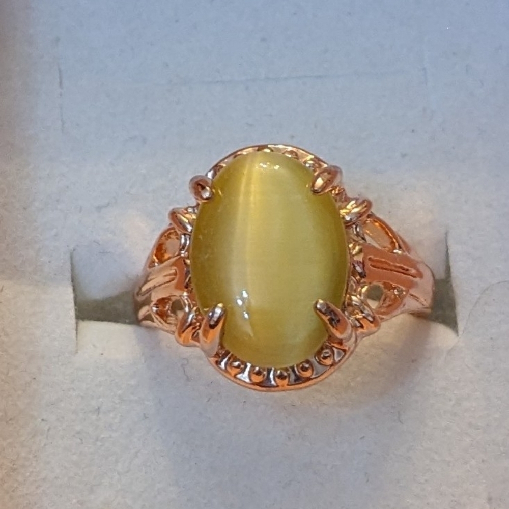 New yellow colored cat's eye style gold tone ring, T1B8A